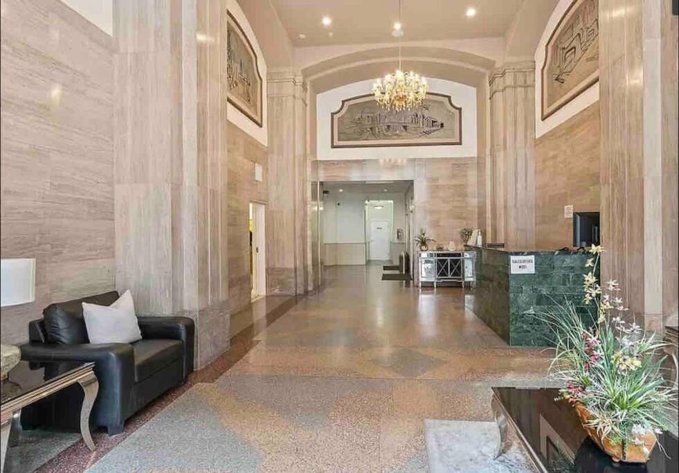 Iconic Heart of DTLA Loft with Rooftop Pool Jacuzzi Gym