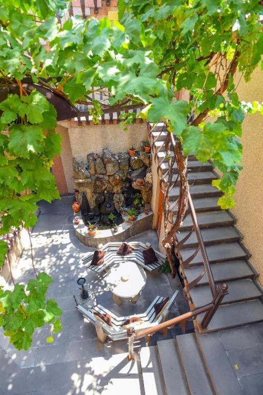 Golden Eagle Family Guesthouse
