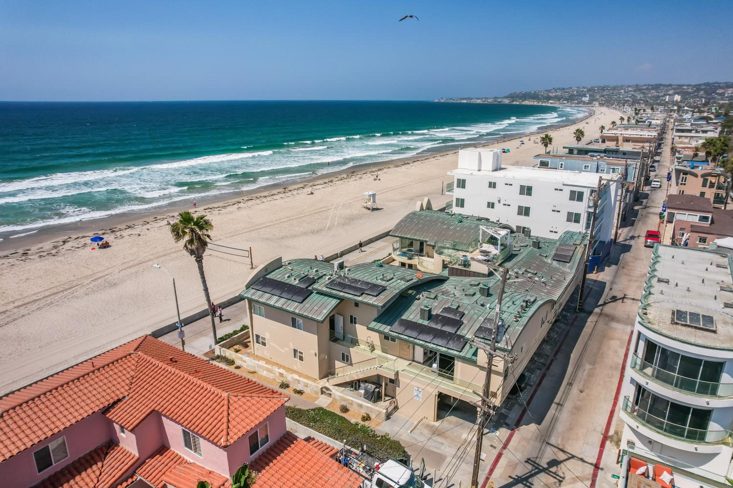 Stunning Oceanfront Boardwalk Condo - Spa, Steps2Beach, Parking & Fast Wifi! view 4
