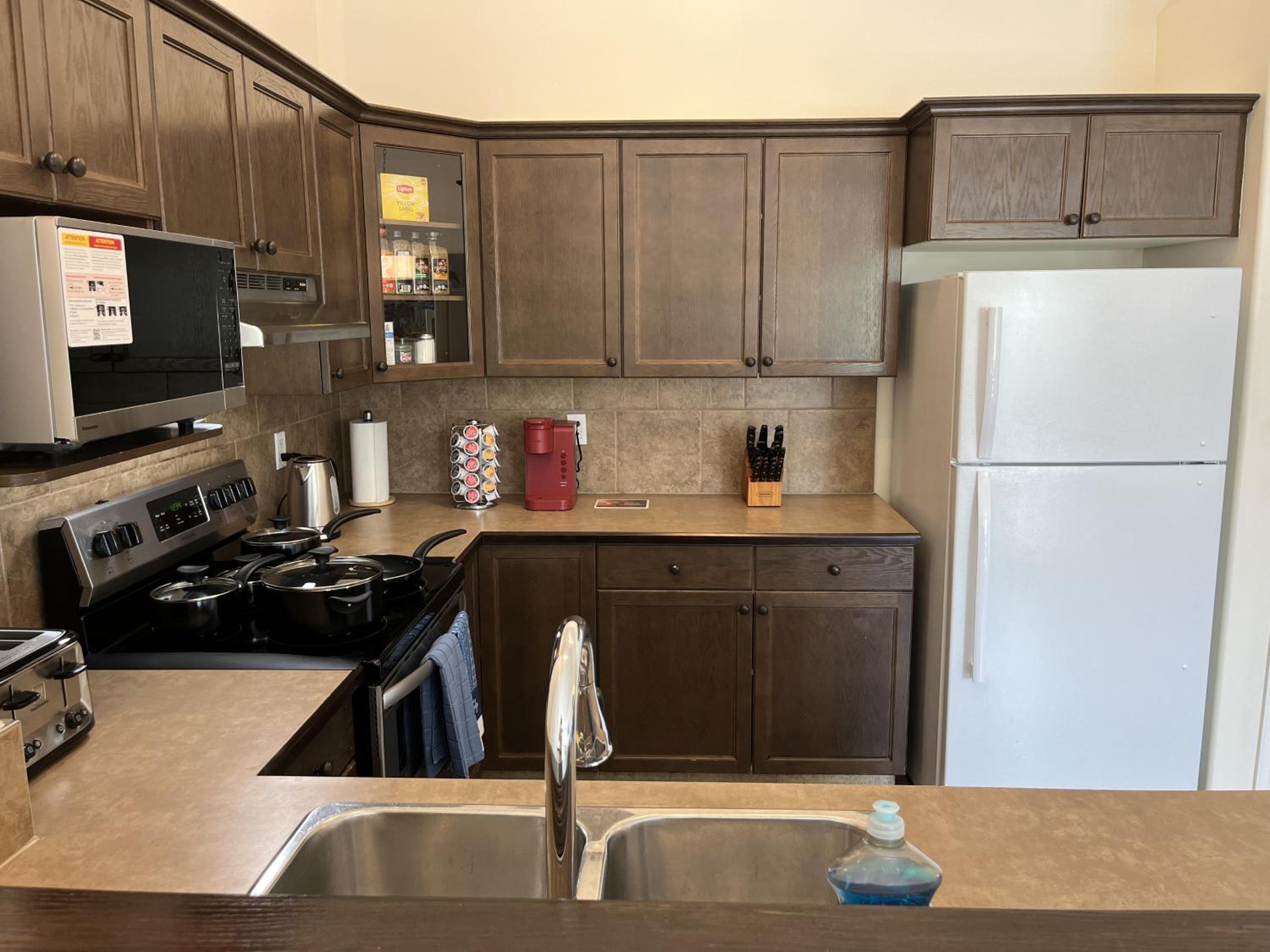 4br Crew House - Big, Bright, Modern, Fully Stocked