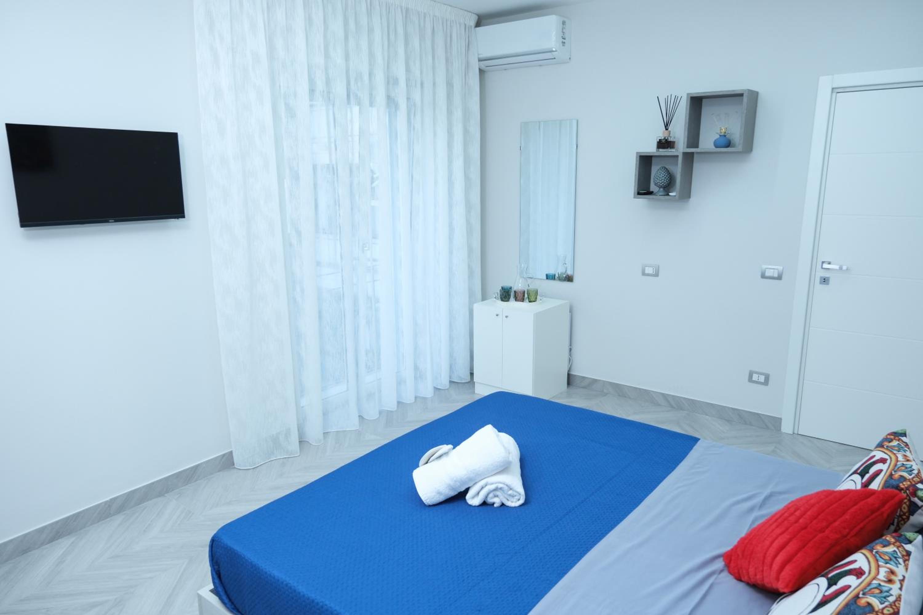 Max Fox Suite