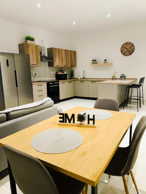 Lovely Modern One Bedroom Studio view 2