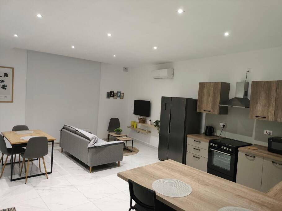 Lovely Modern One Bedroom Studio view 3
