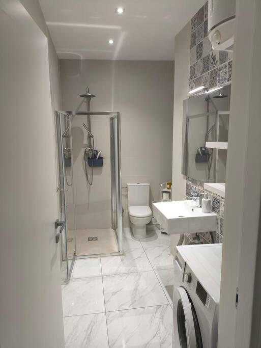 Lovely Modern One Bedroom Studio view 4