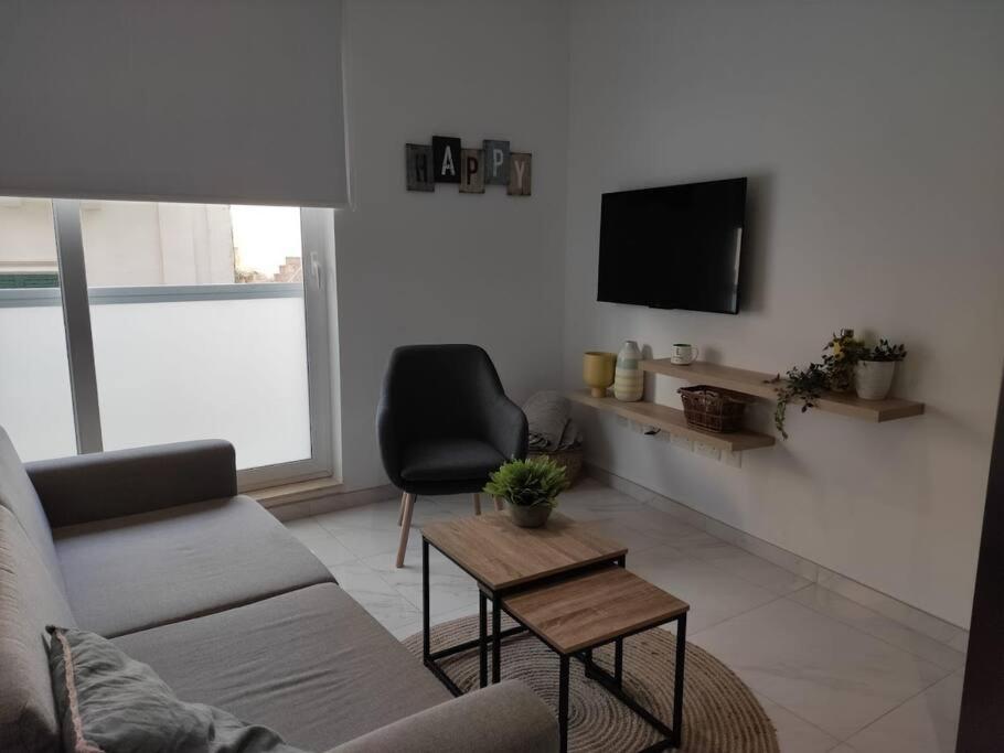 Lovely Modern One Bedroom Studio view 5