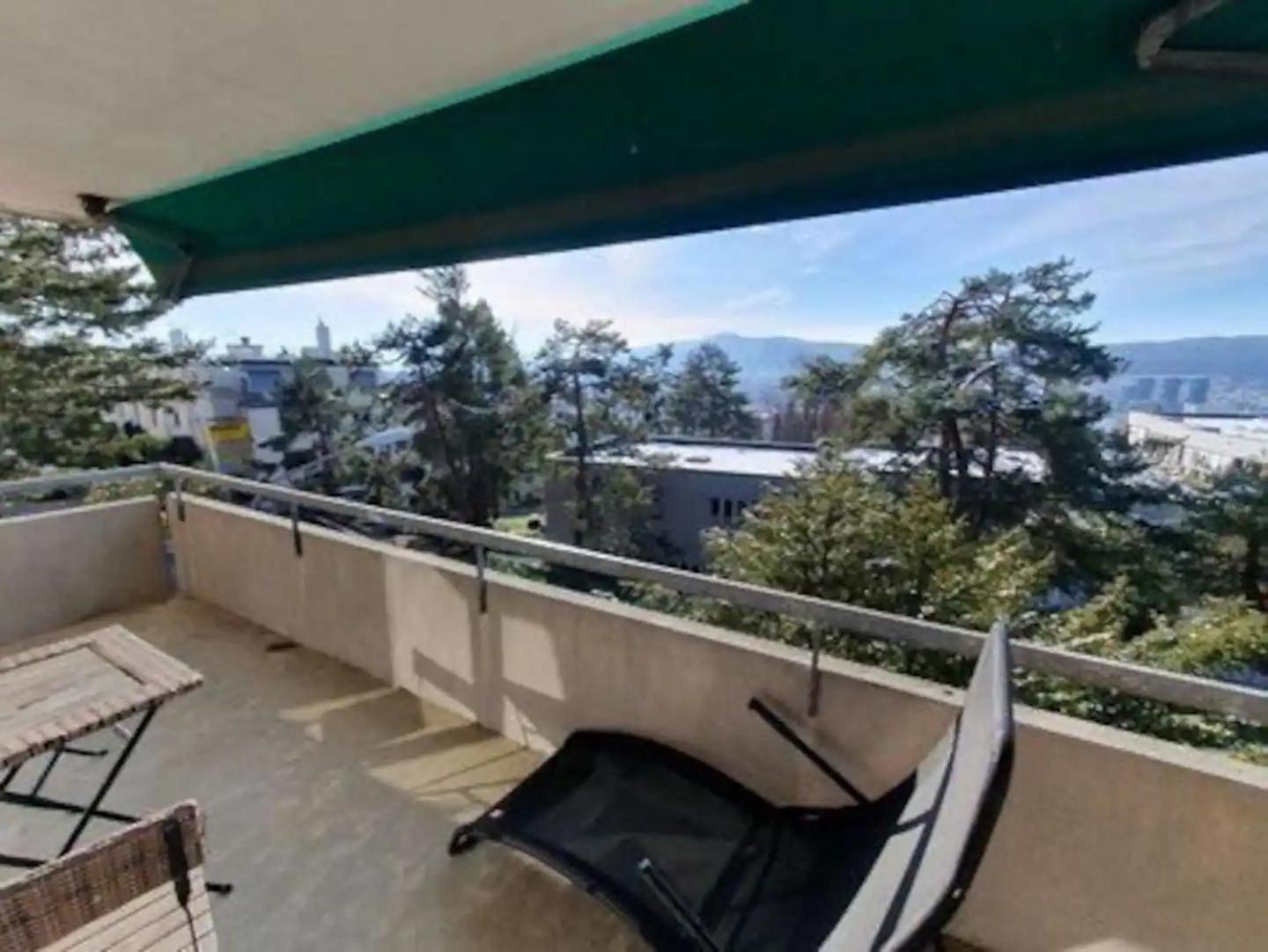Lovely room, 15 min from center, mountain view