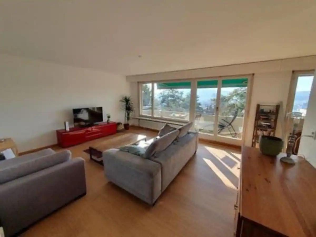 Lovely room, 15 min from center, mountain view