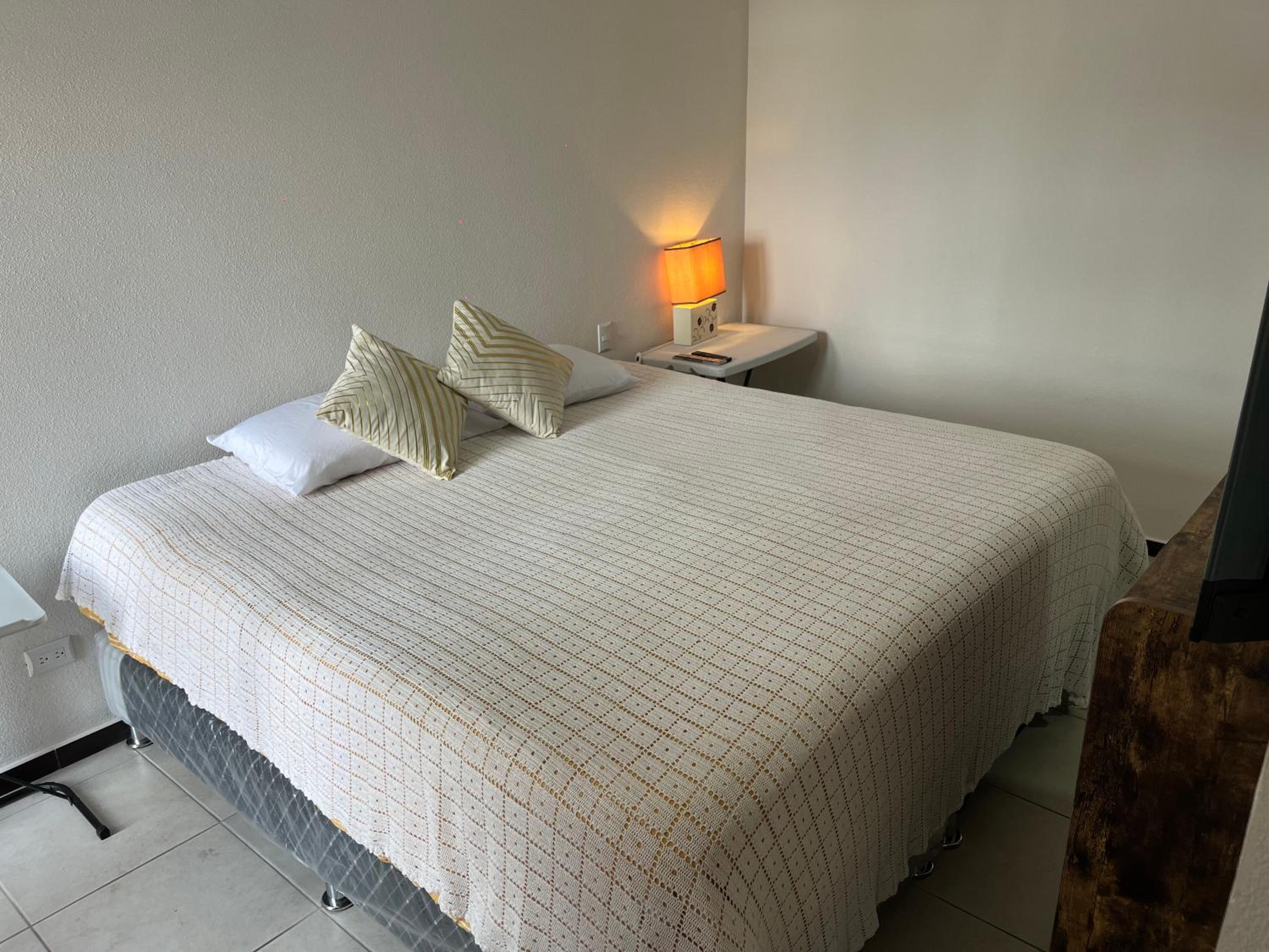 Luxury 3 Bedroom Apartments - King Bed - Pool - Gym & Free Parking view 5