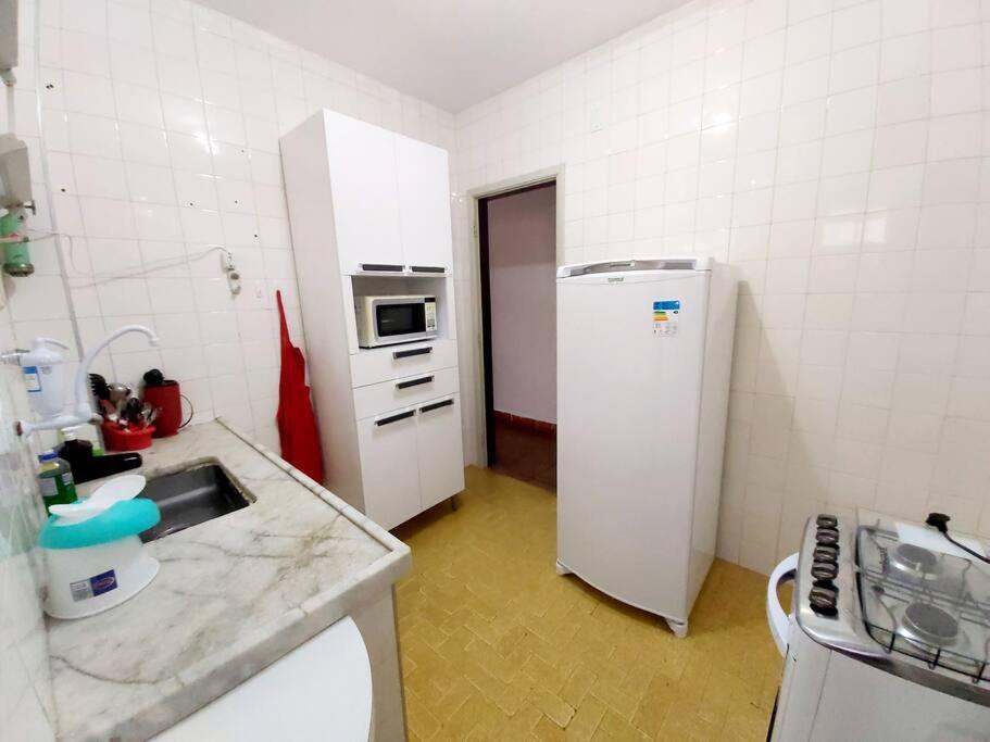 Apartamento 150 metros da Praia do Tombo - Guarujá