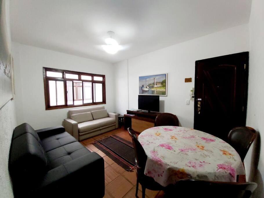 Apartamento 150 metros da Praia do Tombo - Guarujá