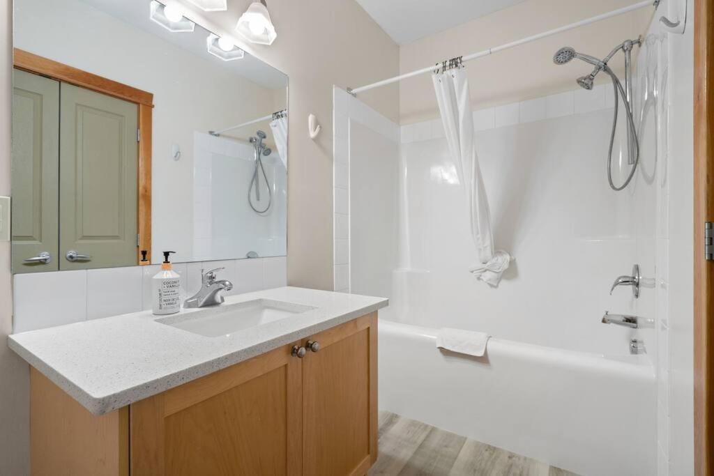 Canmore Vacations - Quiet 2BR 2BathTownhouseKing Bed 6to9 Guests - Property Image 2