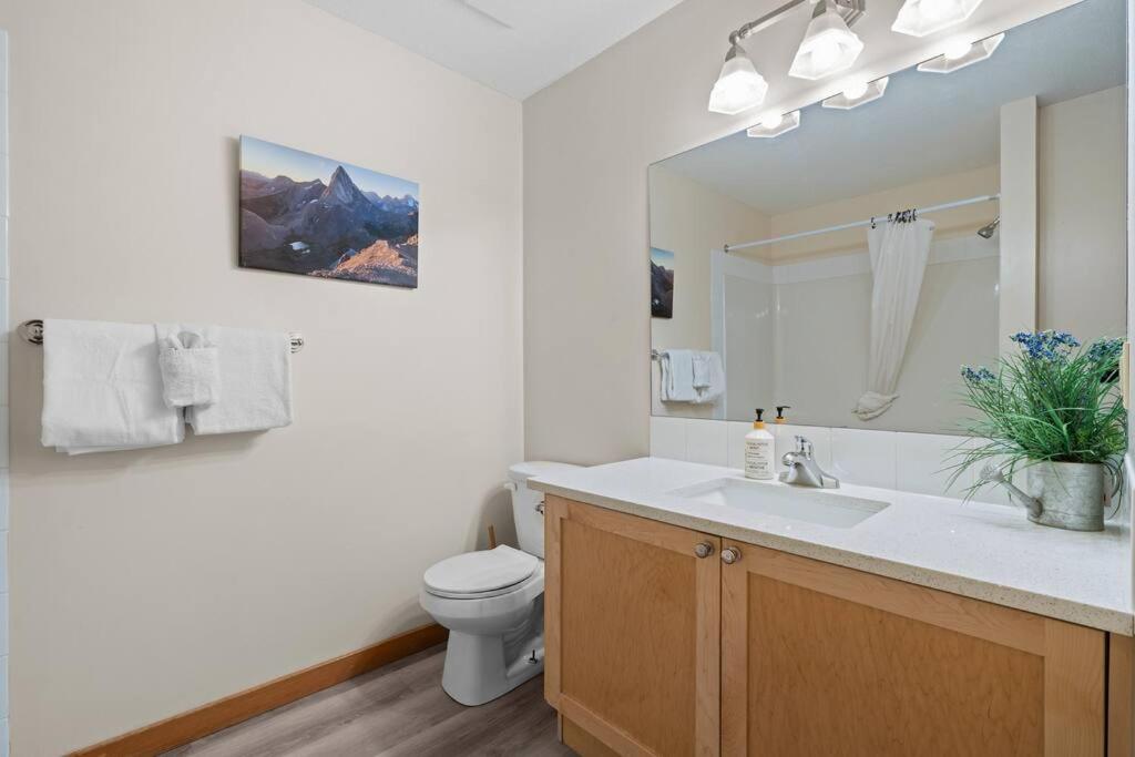 Canmore Vacations - Quiet 2BR 2BathTownhouseKing Bed 6to9 Guests - Property Image 4