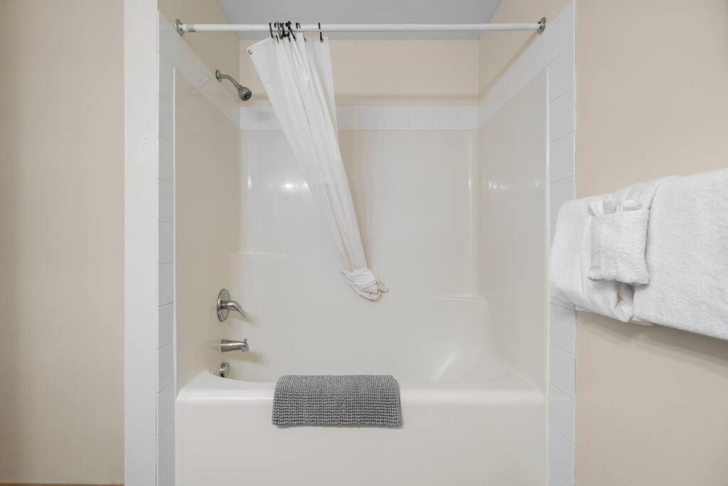 Canmore Vacations - Quiet 2BR 2BathTownhouseKing Bed 6to9 Guests - Property Image 1