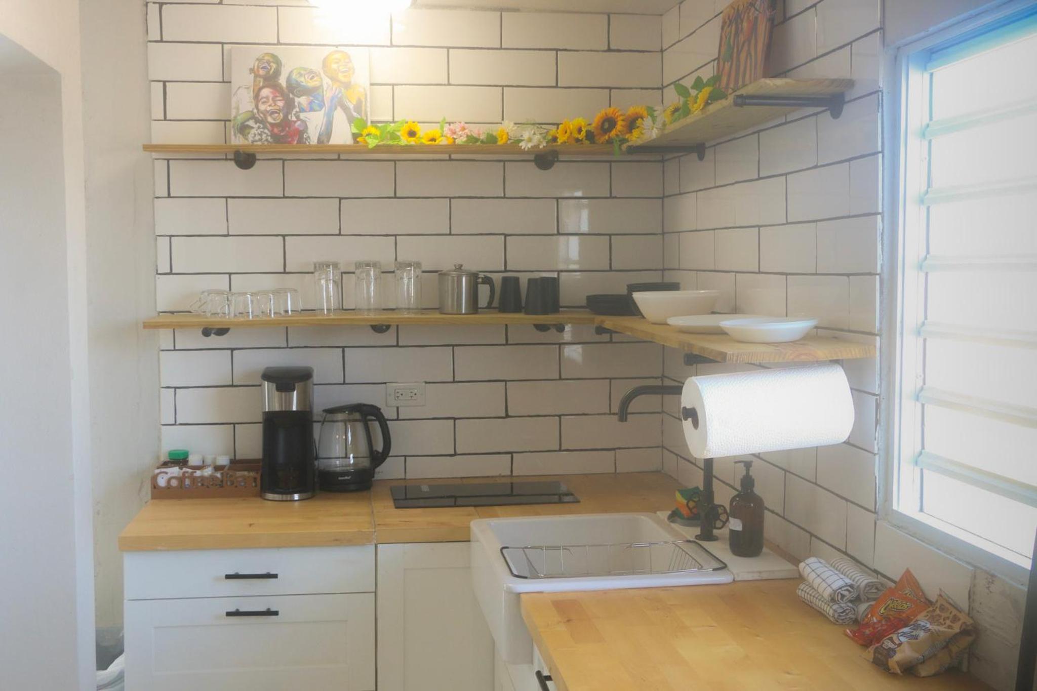 Cozy 4 Guest Apt with Air Conditioning, Free Parking & Wi-Fi view 3