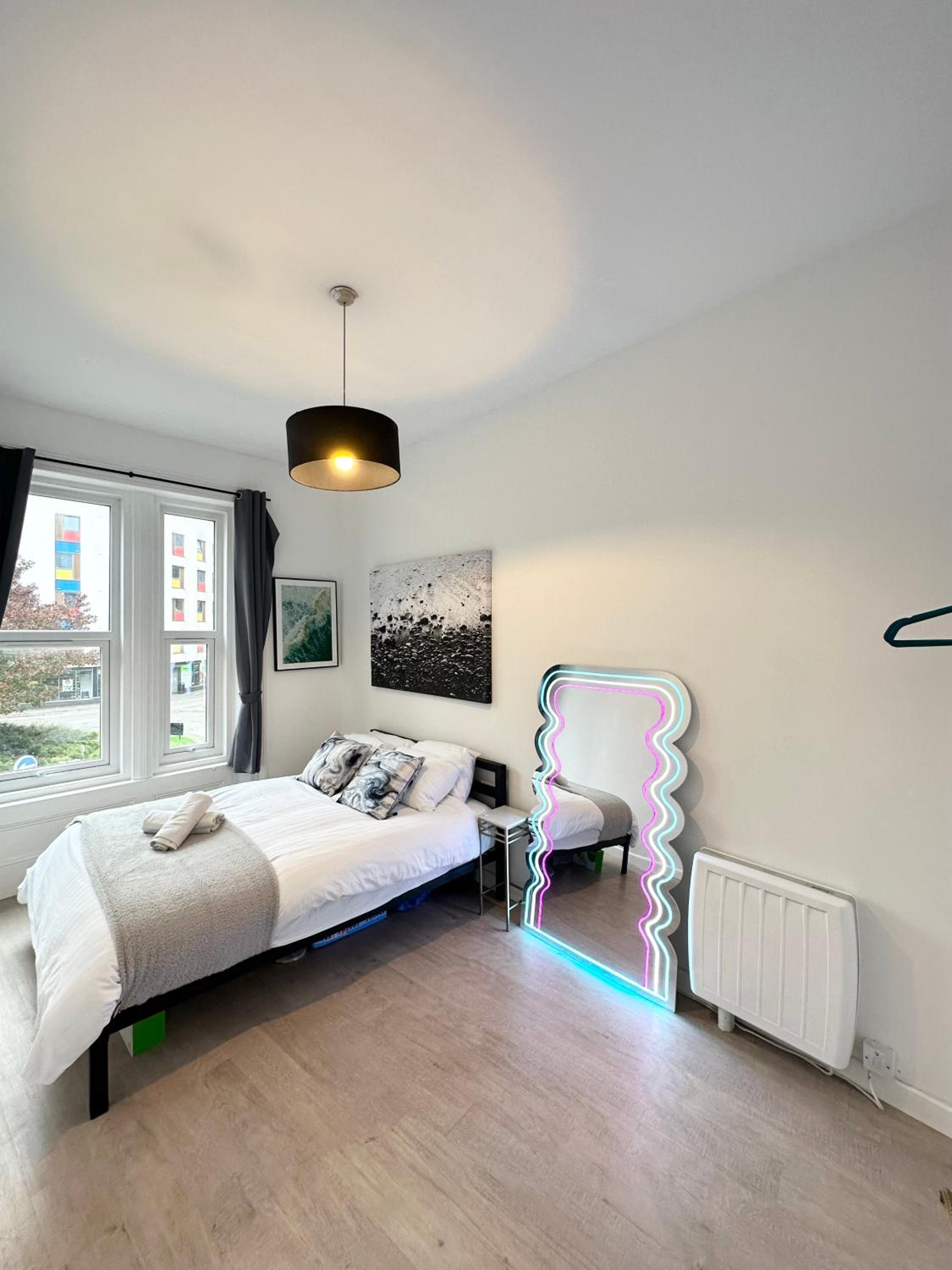 The City Surf Apartment - By Coastline Retreats - FREE PARKING INCLUDED - Sleeps 5 - City Centre view 2