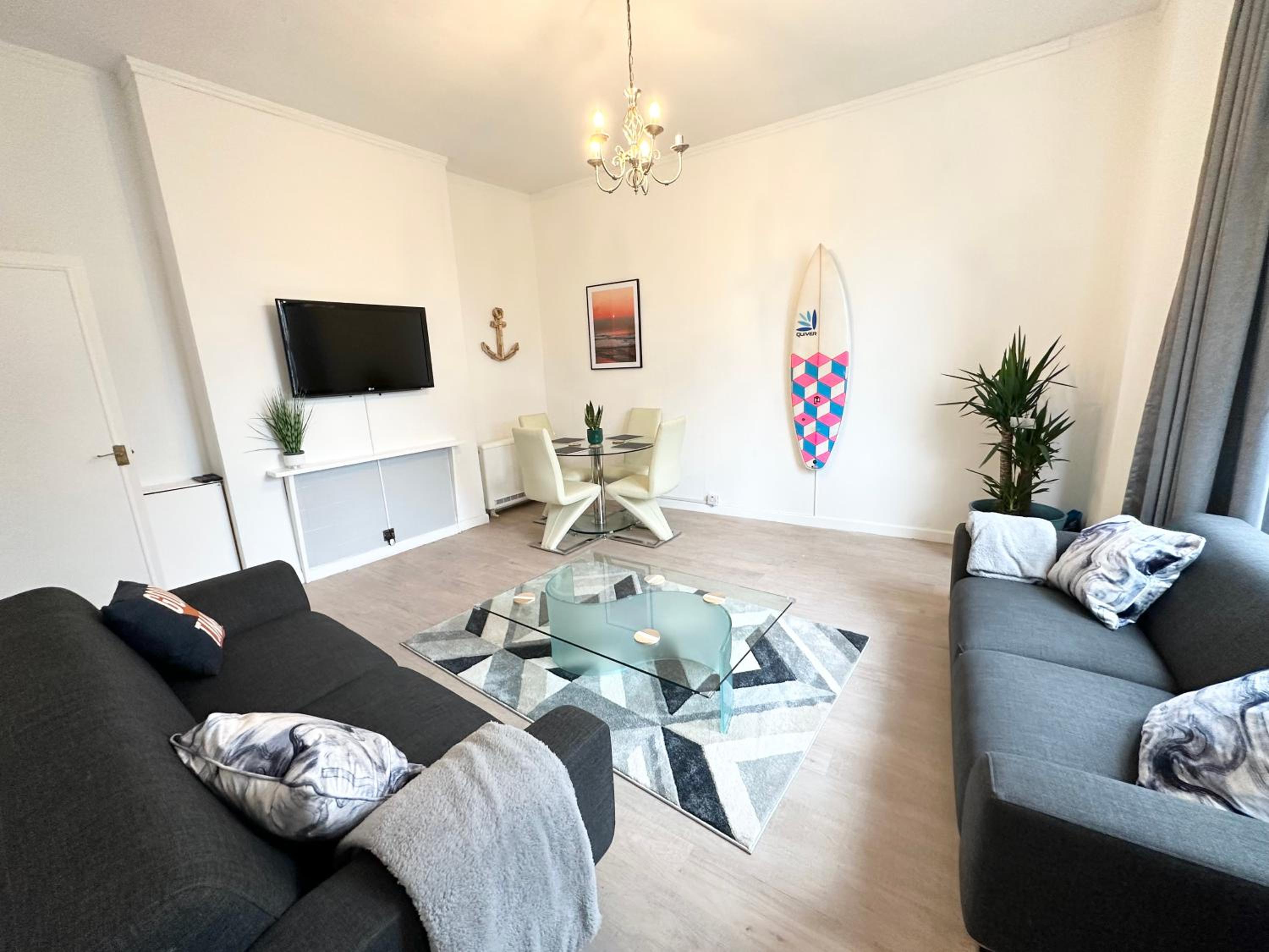 The City Surf Apartment - By Coastline Retreats - FREE PARKING INCLUDED - Sleeps 5 - City Centre view 3