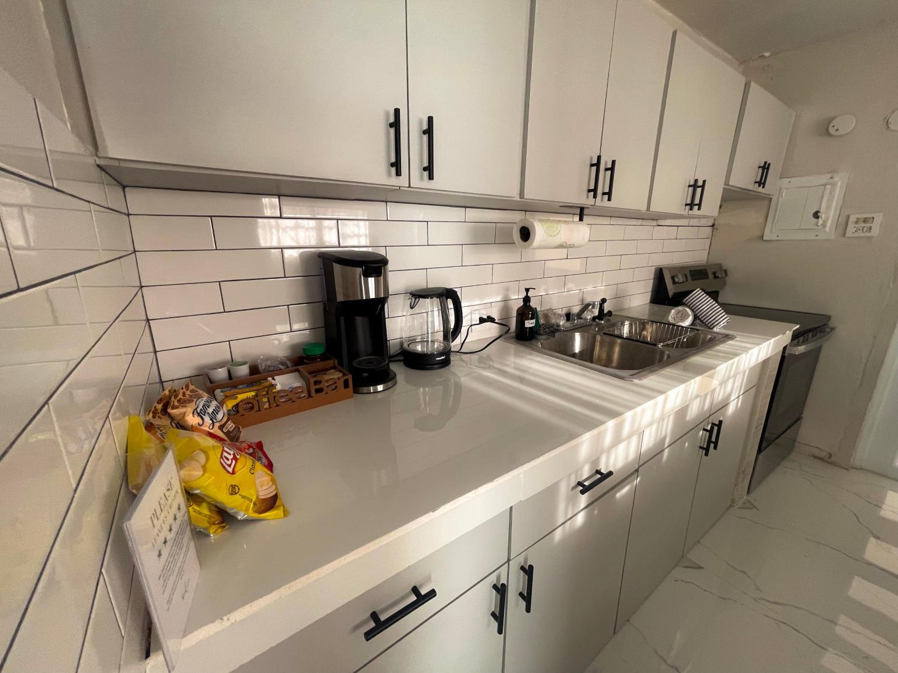 Family-Friendly Home for 5 Near Airport & Beaches view 3