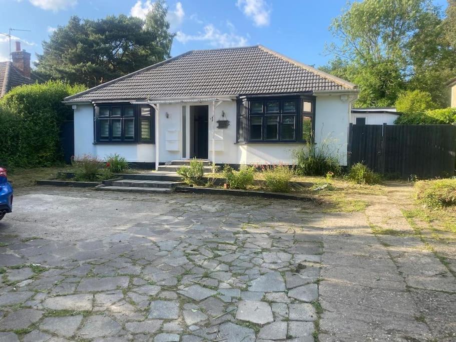 Bishops Stortford Vacations - Stunning 3 Bed Hidden Gem Near Stansted - Property Image 2