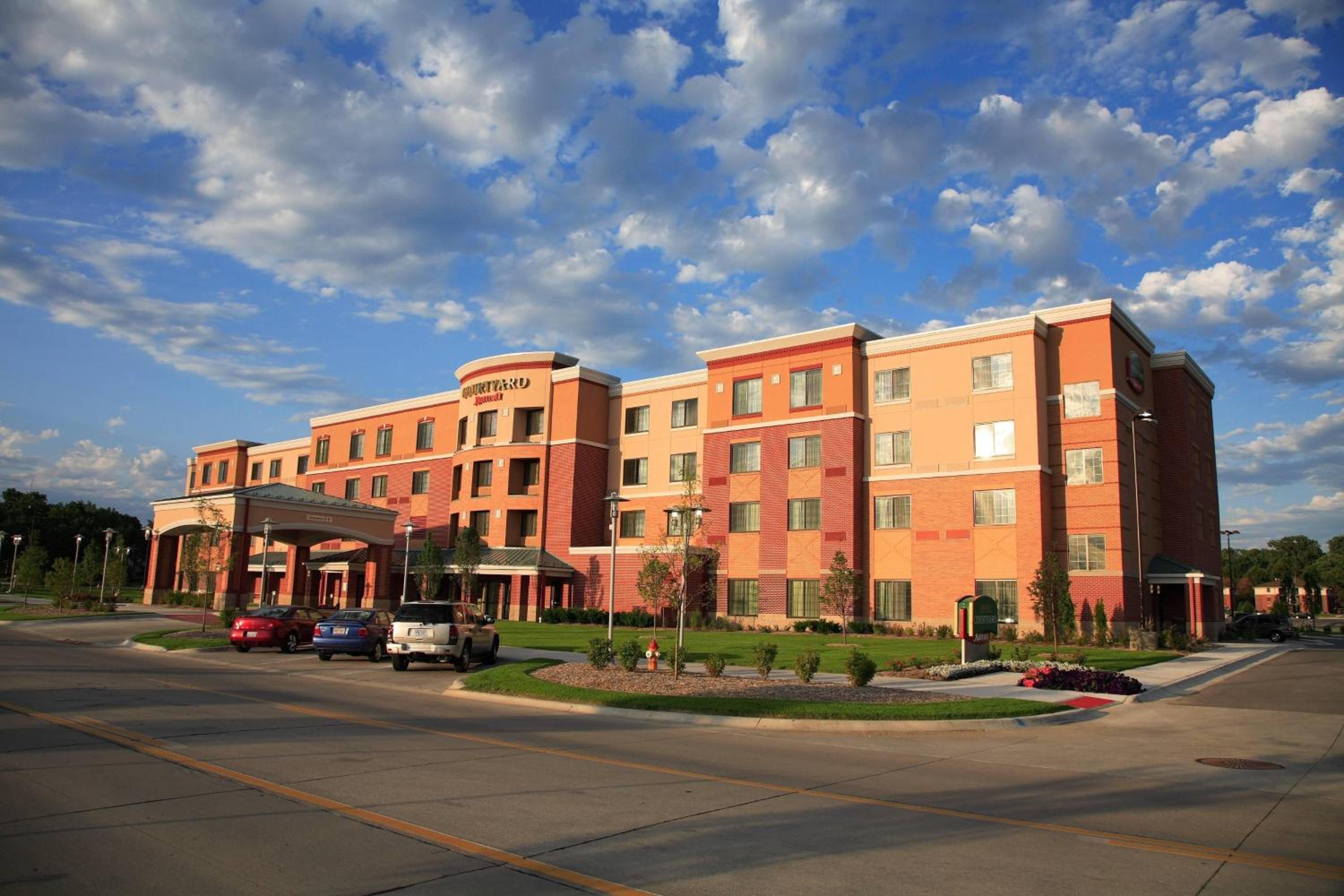 Hotel Courtyard by Marriott Omaha Aksarben Village - Image 1
