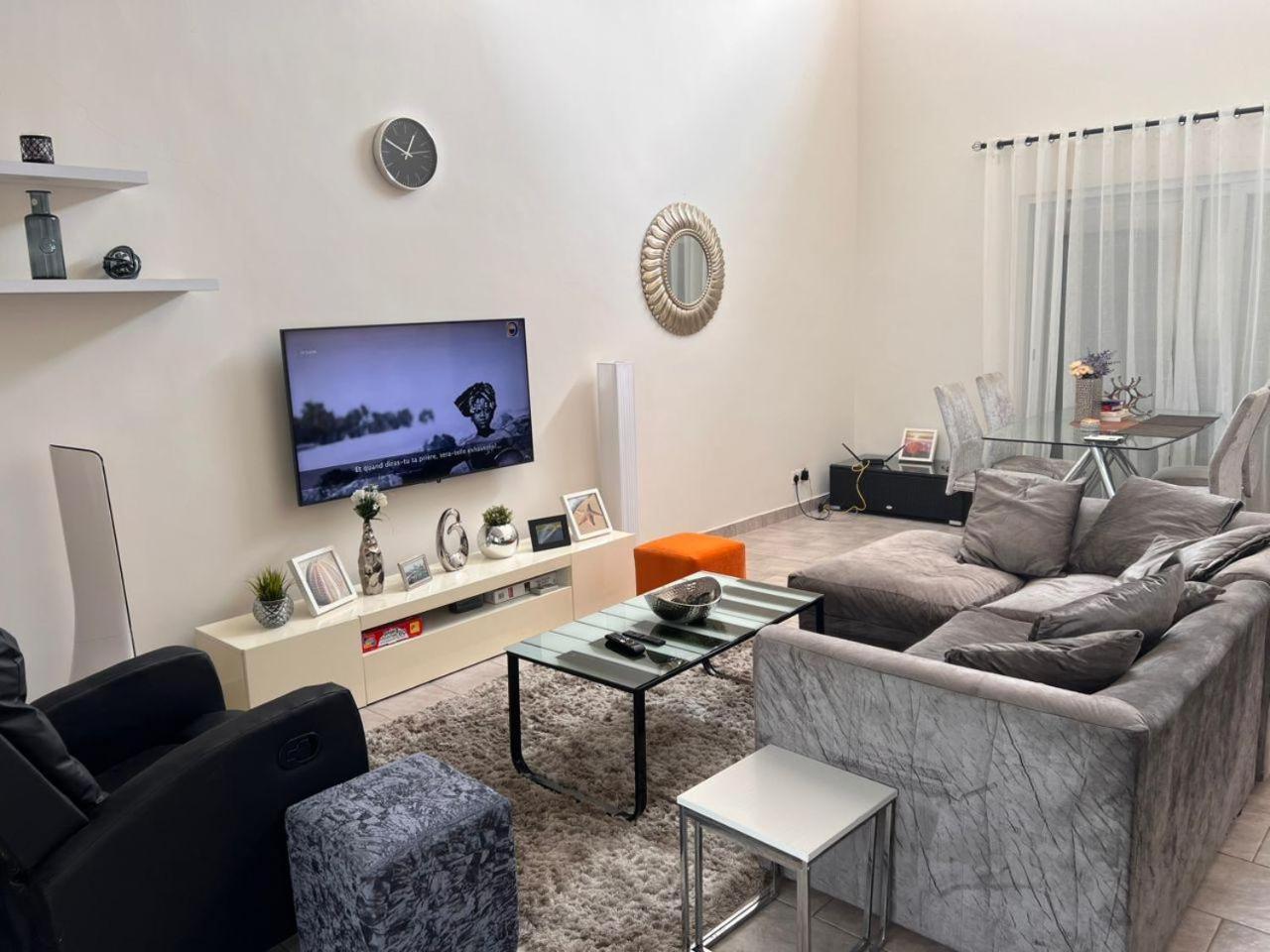 Accra Cozy Retreat with 2 Bedrooms view 3