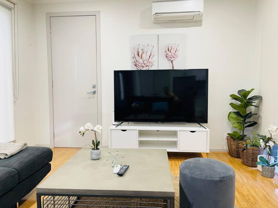 D112 Braybrook Central Stay-Great Getaway