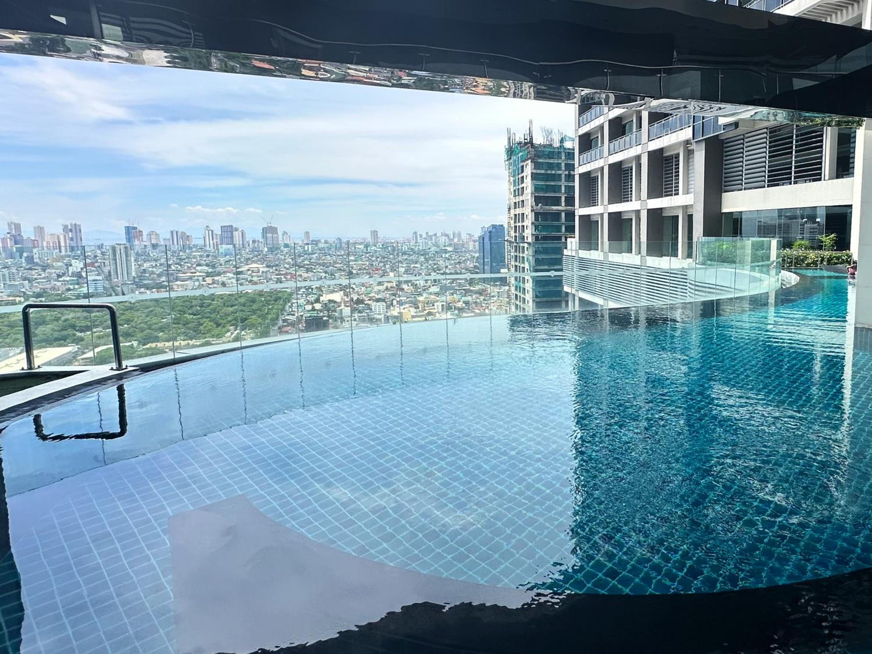 3 Bedroom Condo at Gramercy Residences Makati with Balcony and City View for 6 to 10 Guests Small Pet Friendly view 4