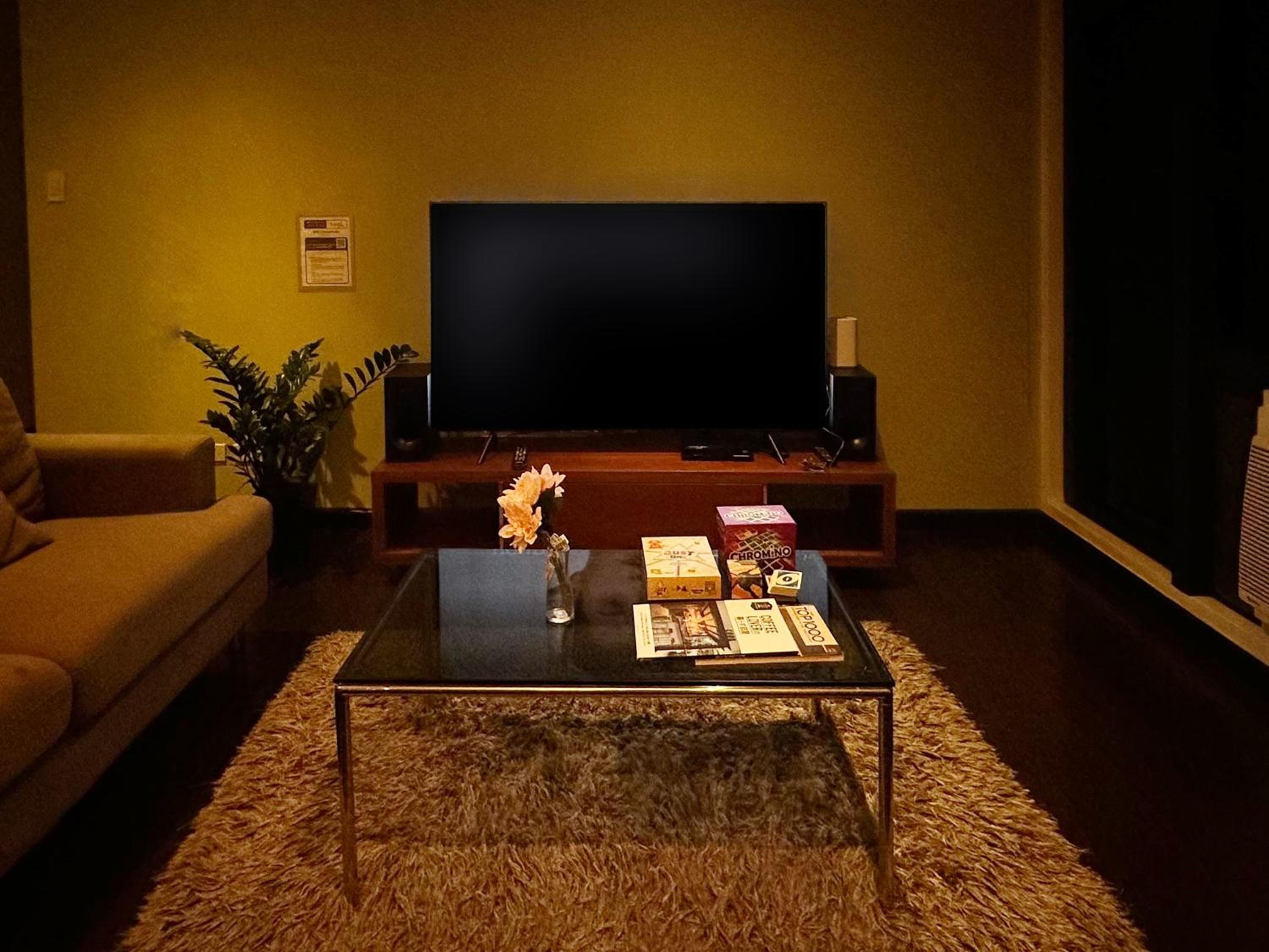 3 Bedroom Condo at Gramercy Residences Makati with Balcony and City View for 6 to 10 Guests Small Pet Friendly view 5