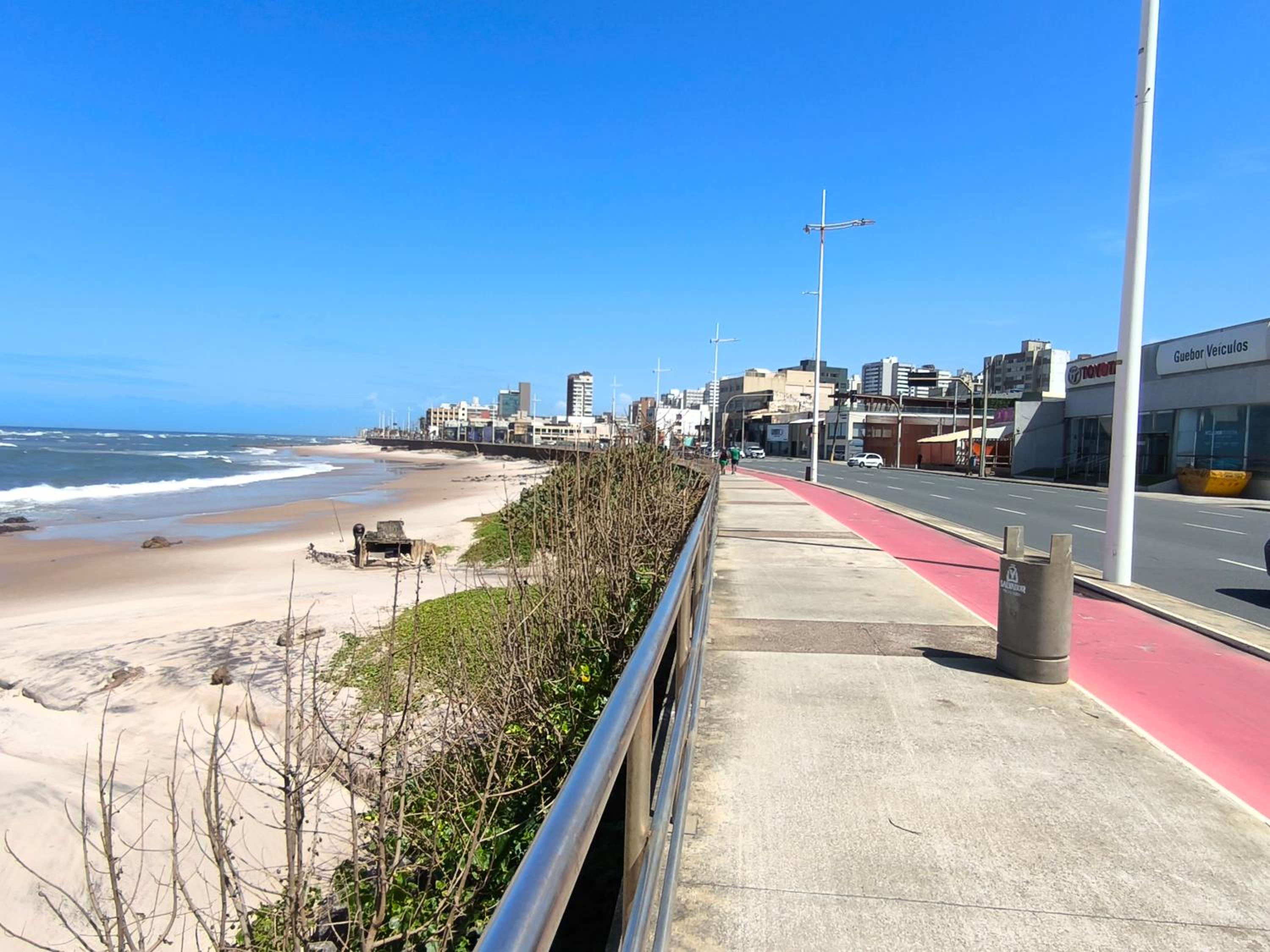 Flat Completo com cozinha no Melhor da Pituba, WIFI, Ar, Netflix, EDF Frente Mar, Piscina