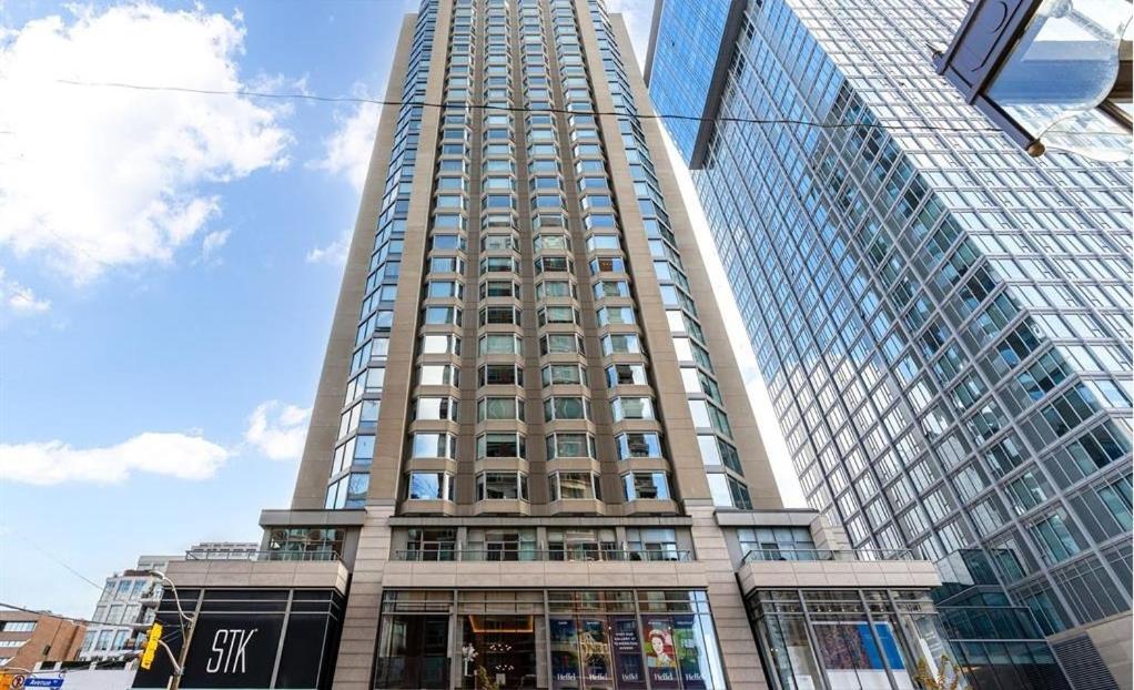 Luxury 3-Beds Apartment in Yorkville with the Best City View in Downtown Toronto