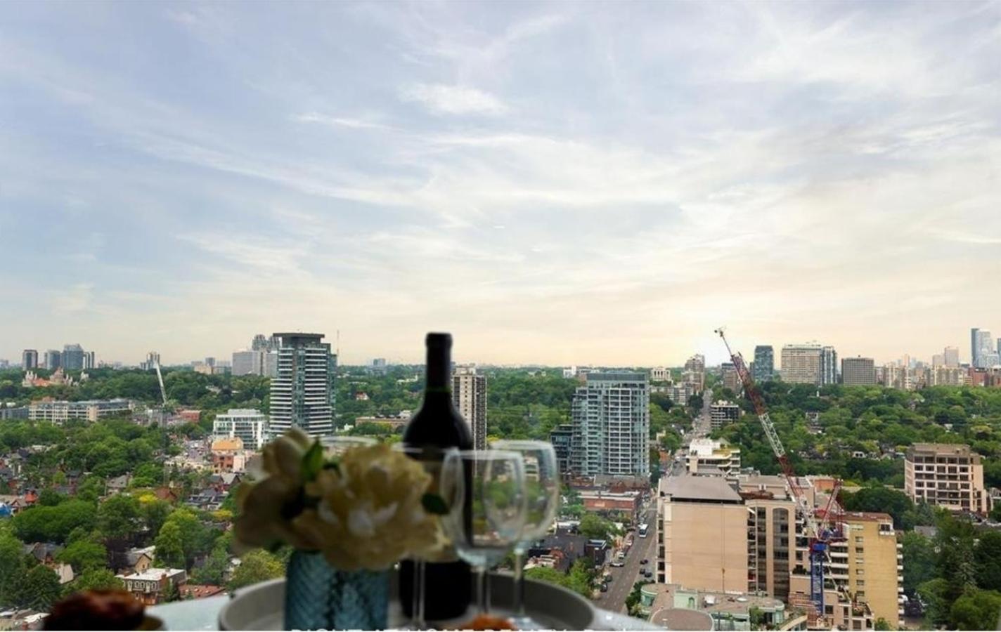Luxury 3-Beds Apartment in Yorkville with the Best City View in Downtown Toronto