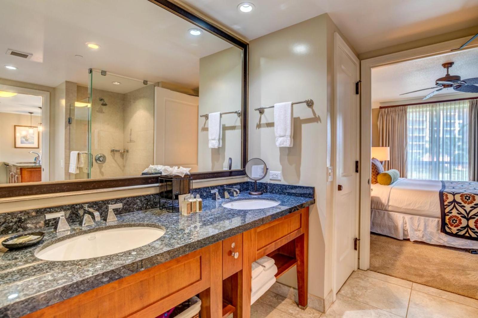 KBM Resorts: Honua Kai Hokulani HKH-240 – Ocean Views Steps to Beach Includes Rental Car