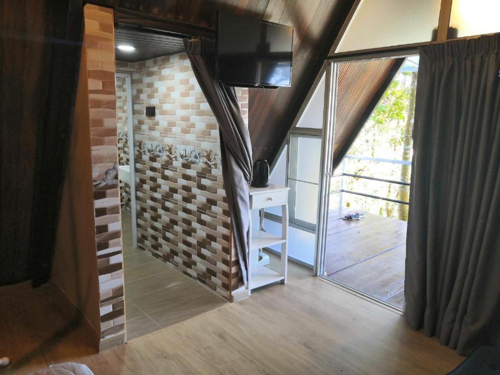 Orkid Chalet Ringlet
