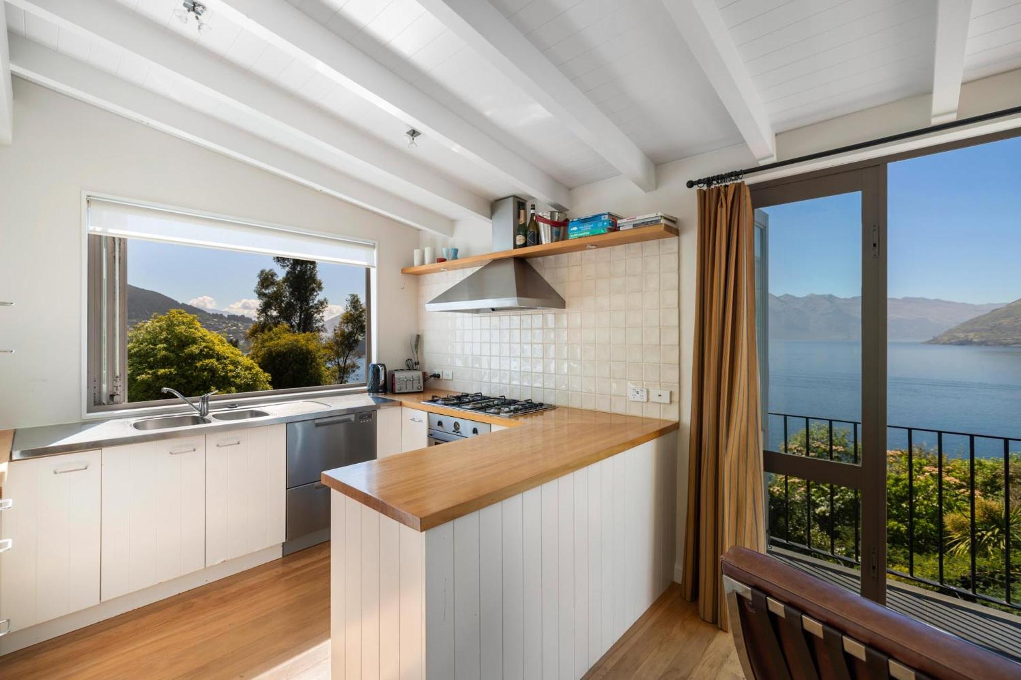 Matau Crest - Luxury Retreat view 5