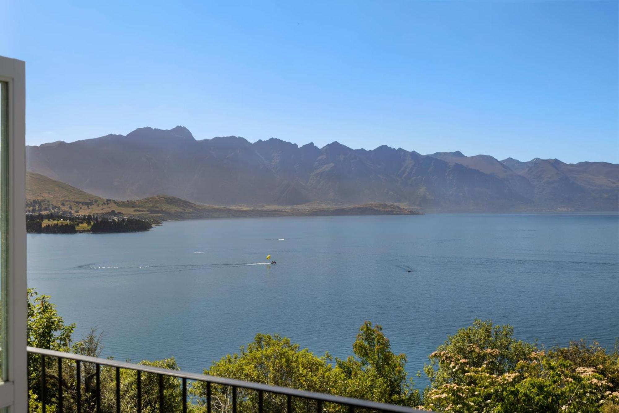 Matau Crest - Luxury Retreat view 4
