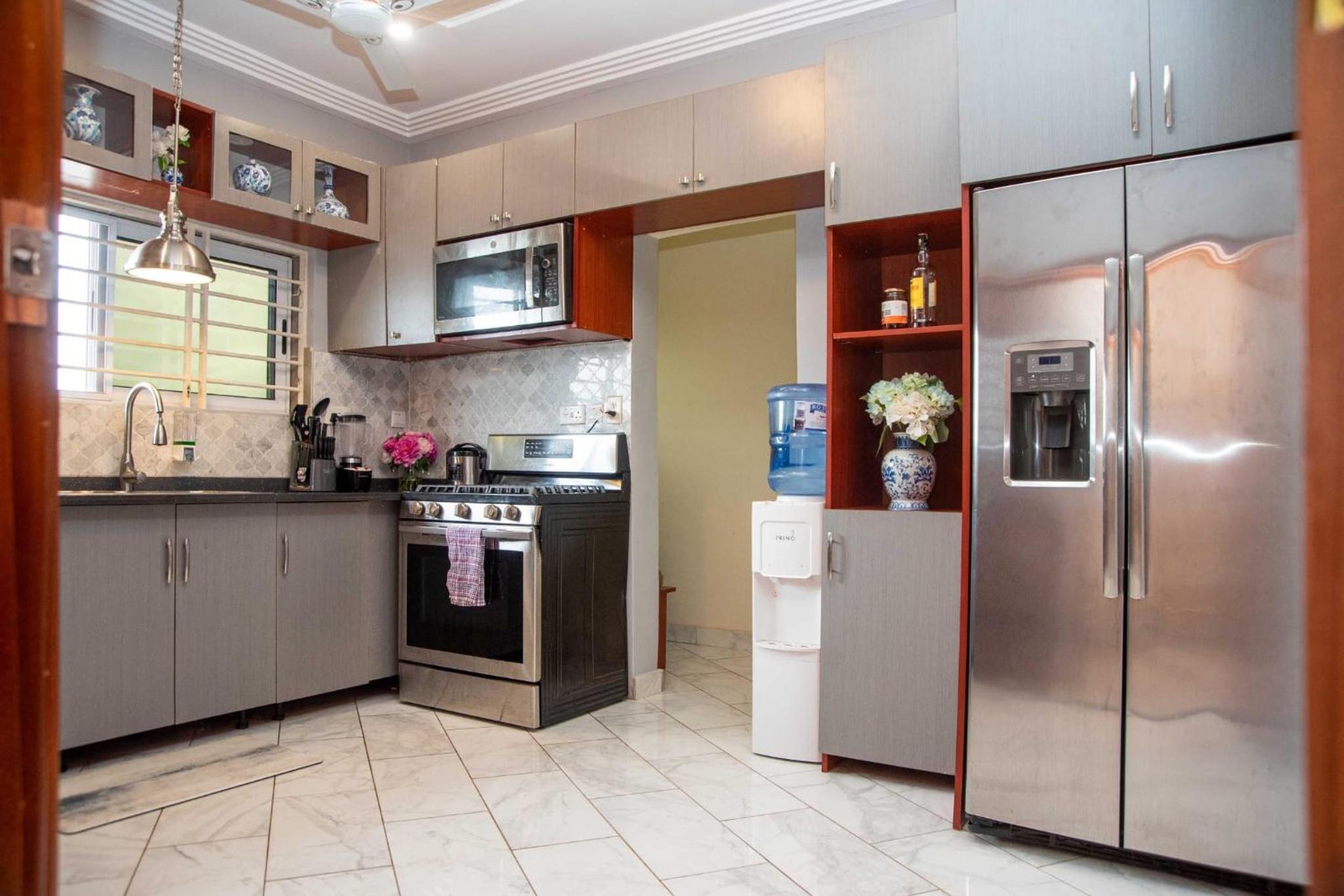THE AFRICAN PALACE- Free Airport Pick up - High Speed Starlink WiFi - Car Rental view 3