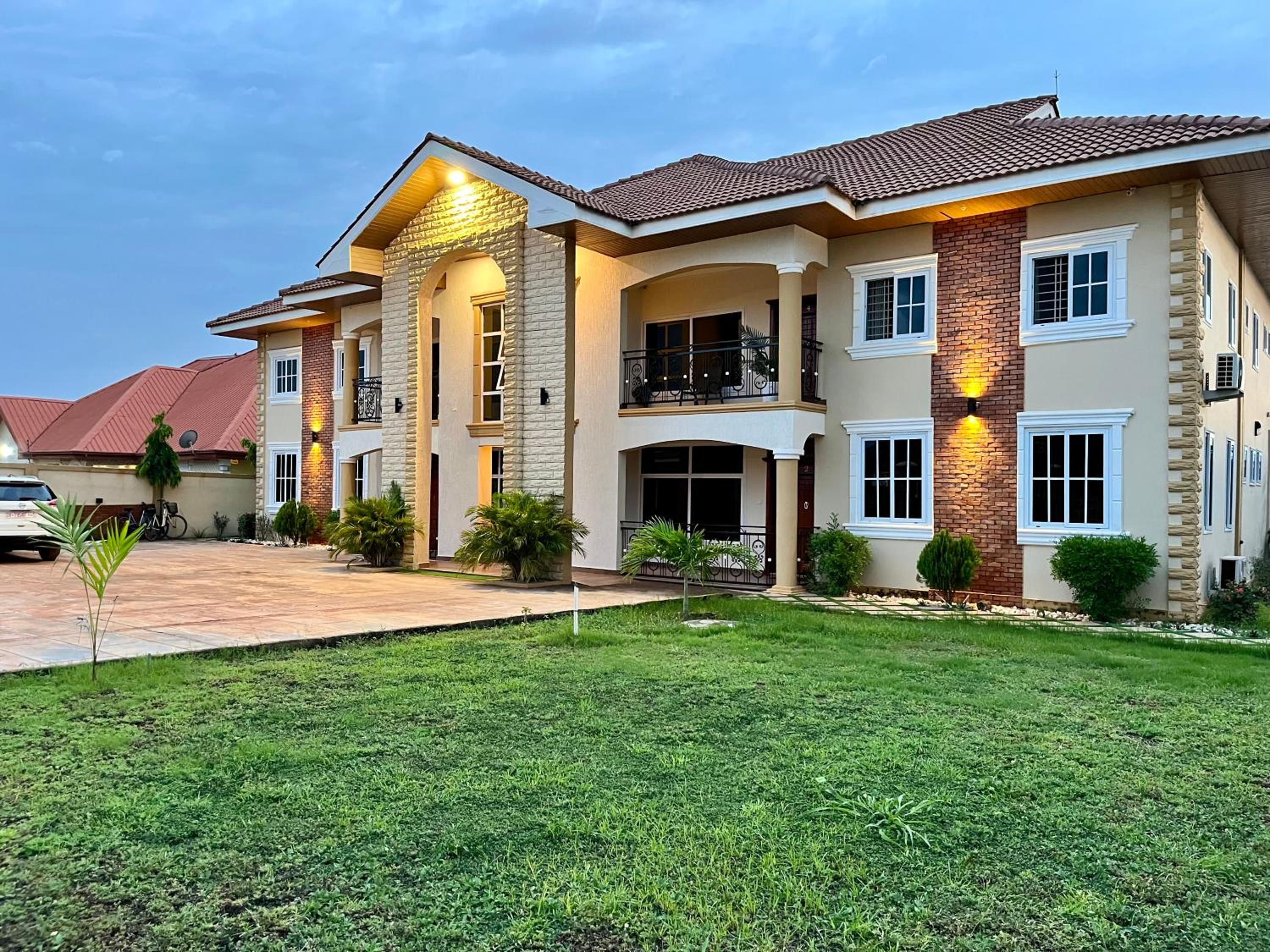 THE AFRICAN PALACE- Free Airport Pick up - High Speed Starlink WiFi - Car Rental view 2