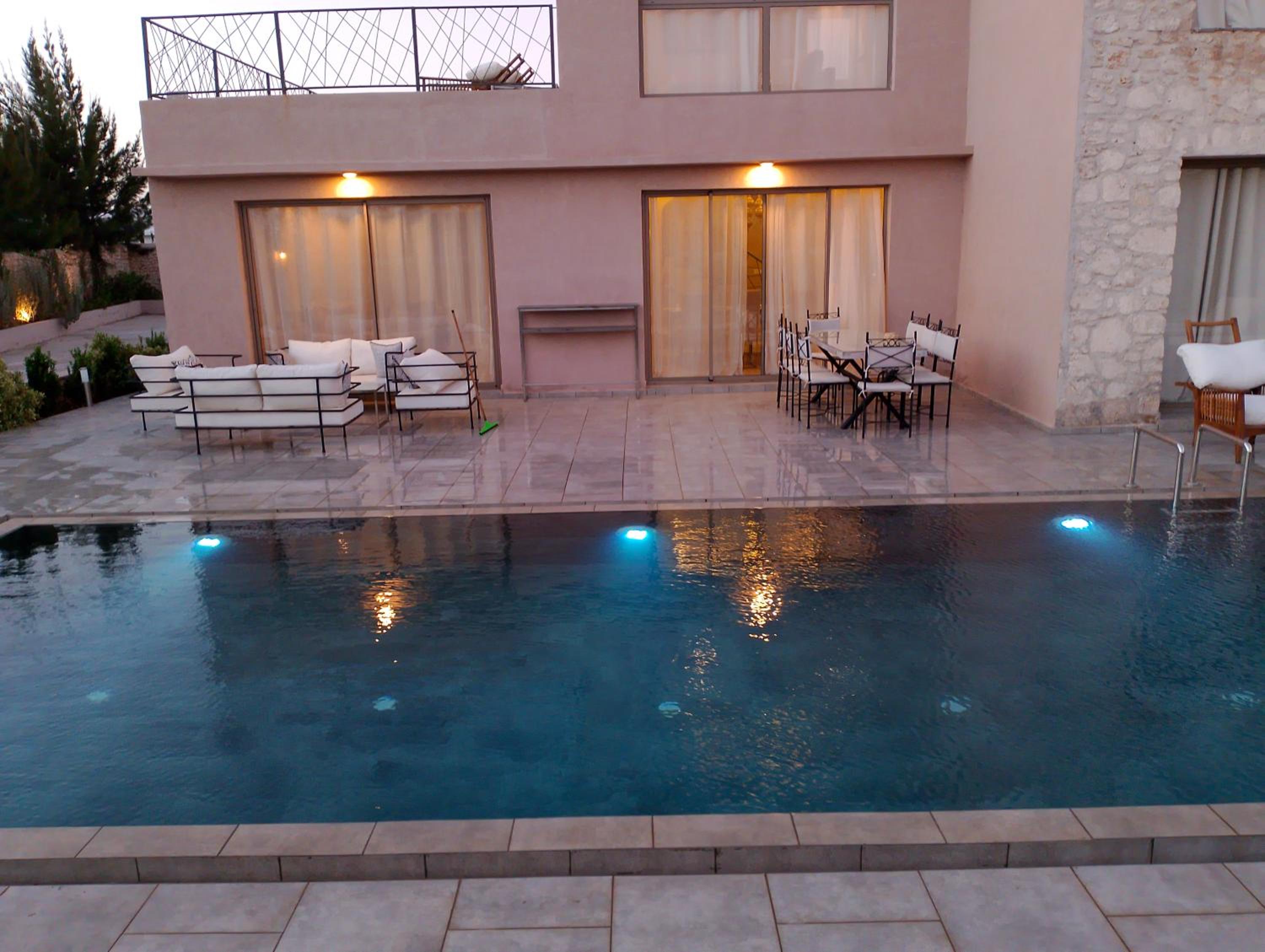 Villa Moderne avec Piscine Privée et Jardin view 4