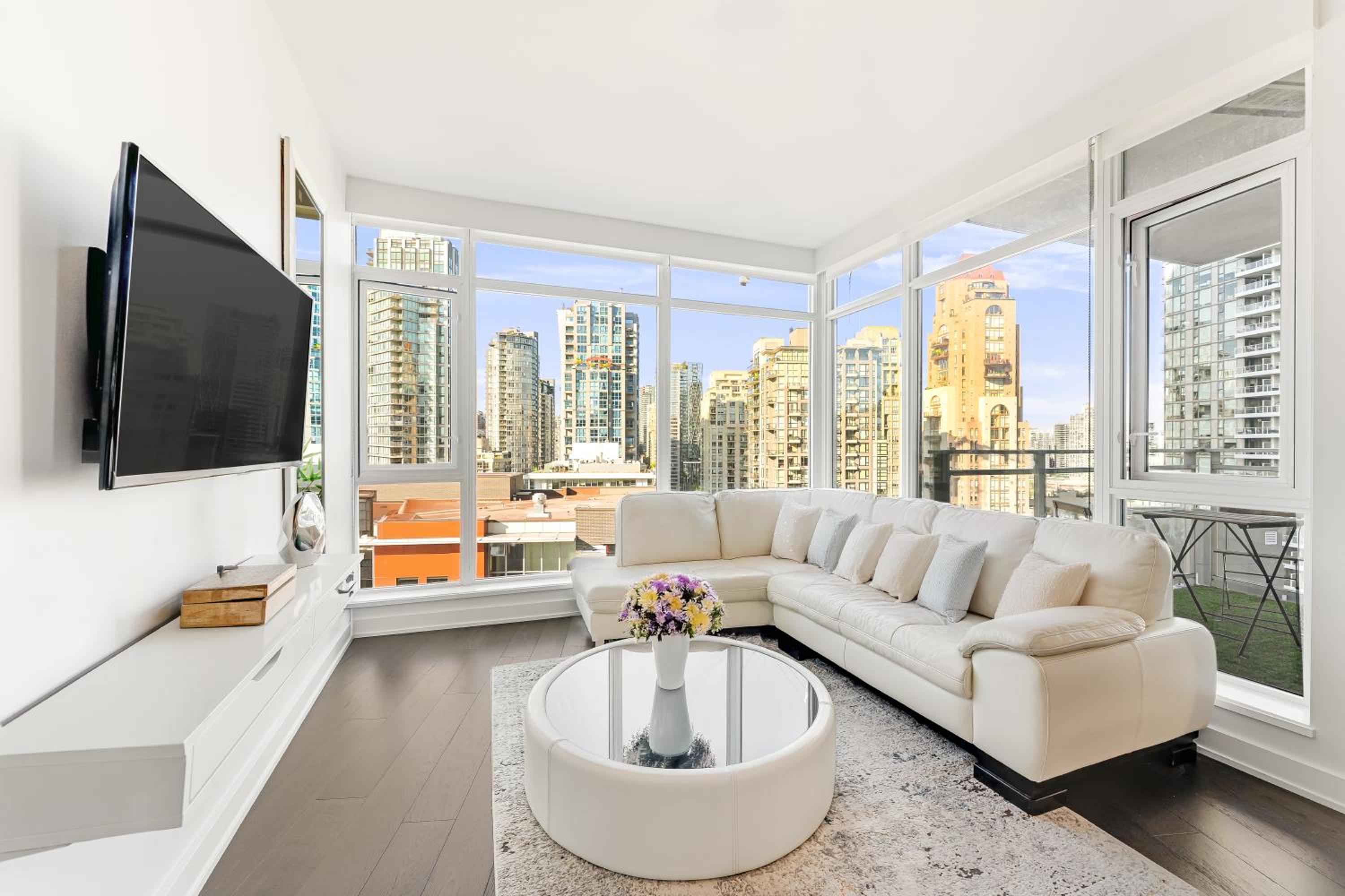 Prime Waterfront Living 2 Bedroom Apartment with Breathtaking City Views
