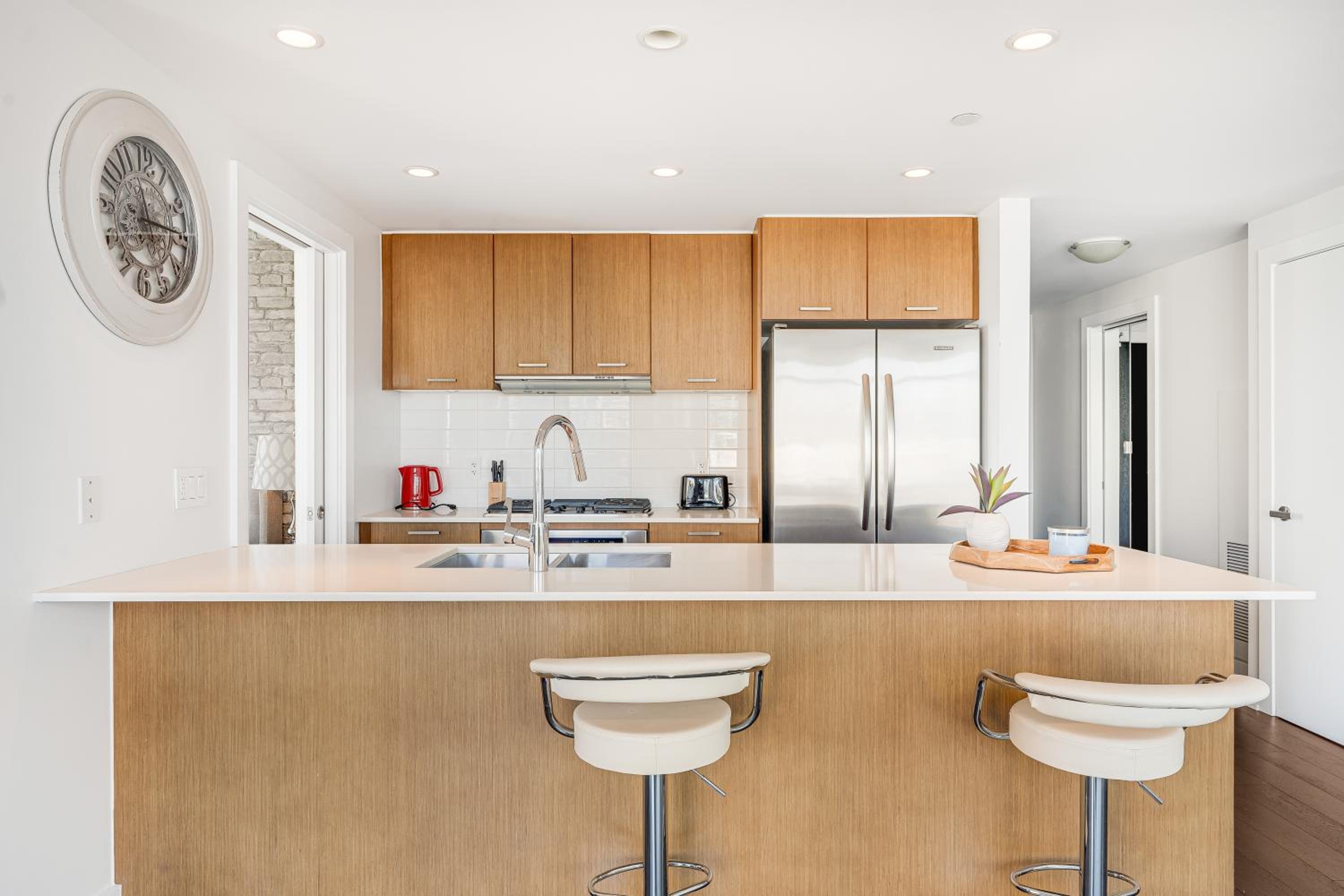 Prime Waterfront Living 2 Bedroom Apartment with Breathtaking City Views