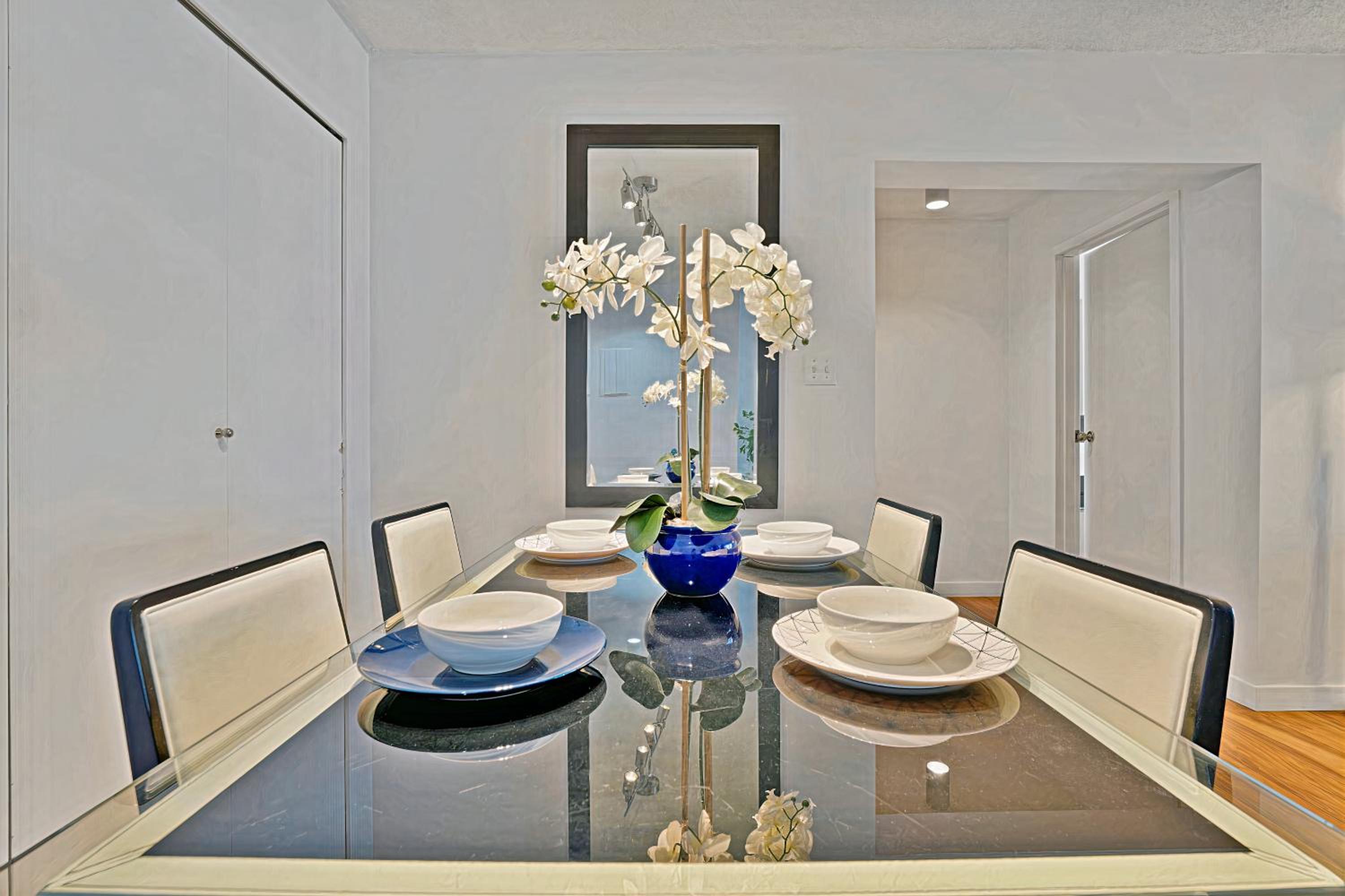 Perfectly Located 2 Bedroom Apartment with Urban Convenience