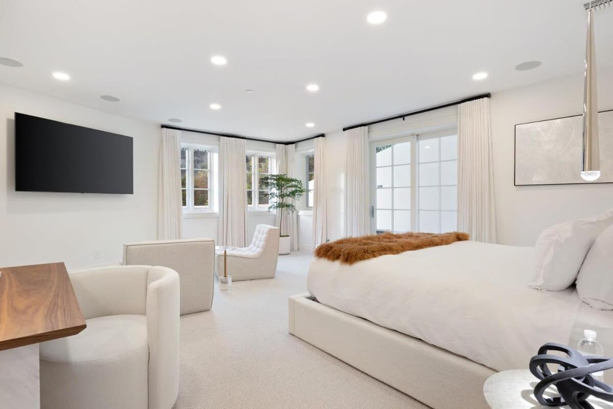 Chateau Beverly Hills by Stay Awhile Villas