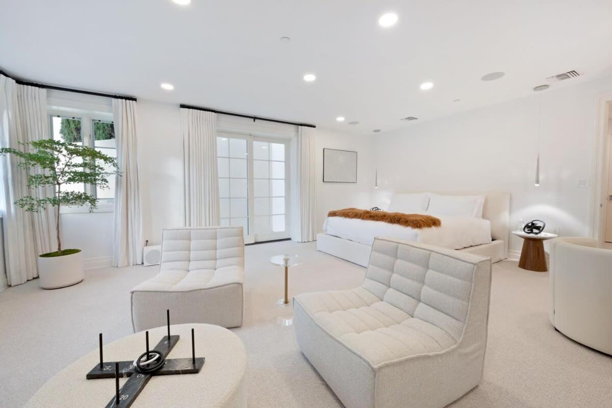 Chateau Beverly Hills by Stay Awhile Villas