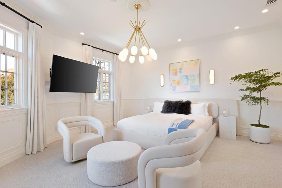 Chateau Beverly Hills by Stay Awhile Villas