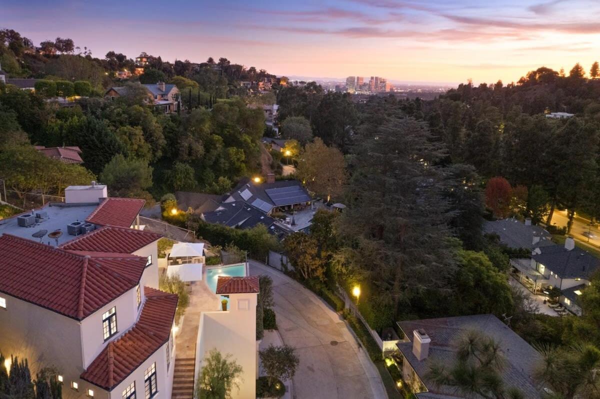 Chateau Beverly Hills by Stay Awhile Villas