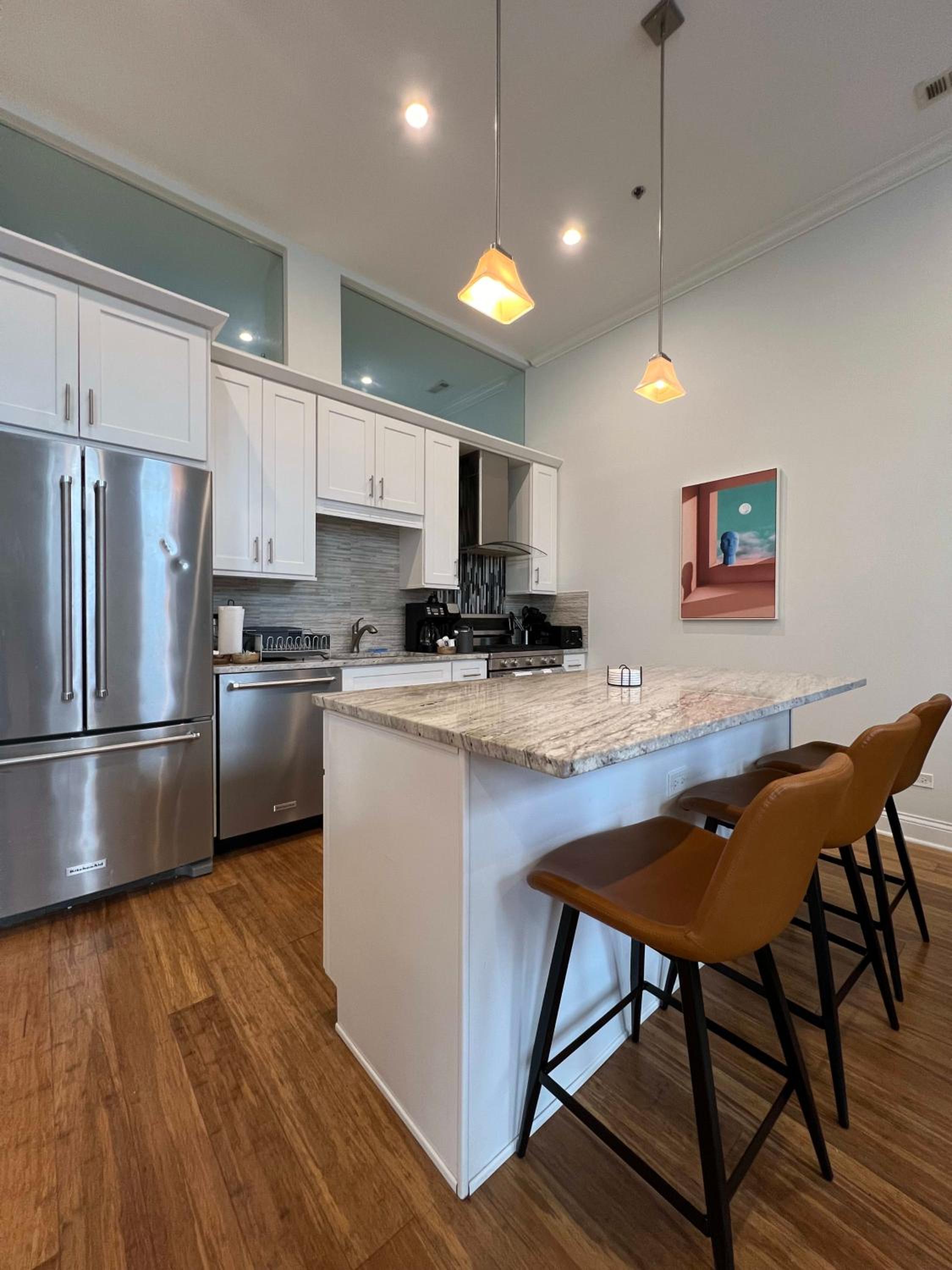Chic 1 BR w Parking photo 2