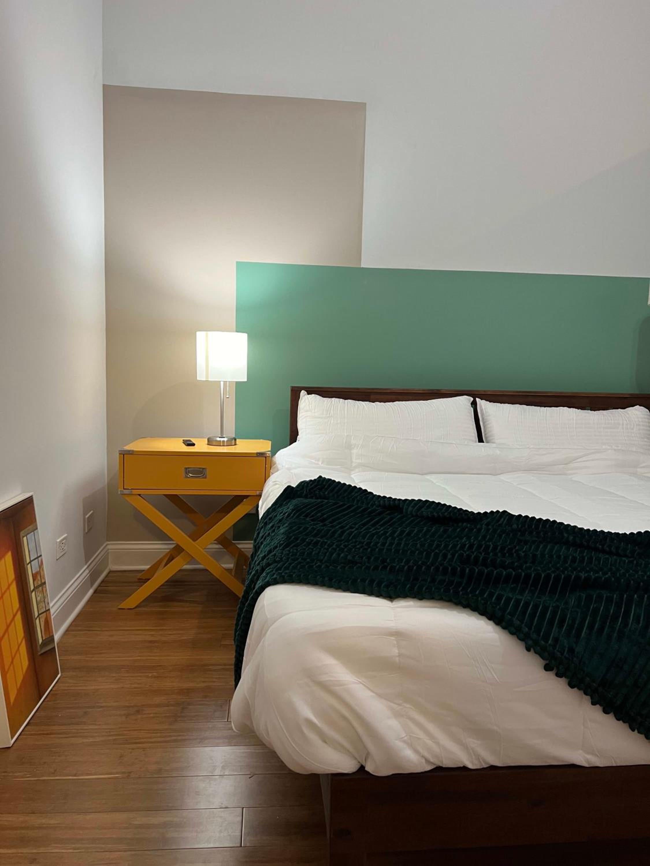 Chicago Vacations - Chic 1 BR w Parking - Property Image 2