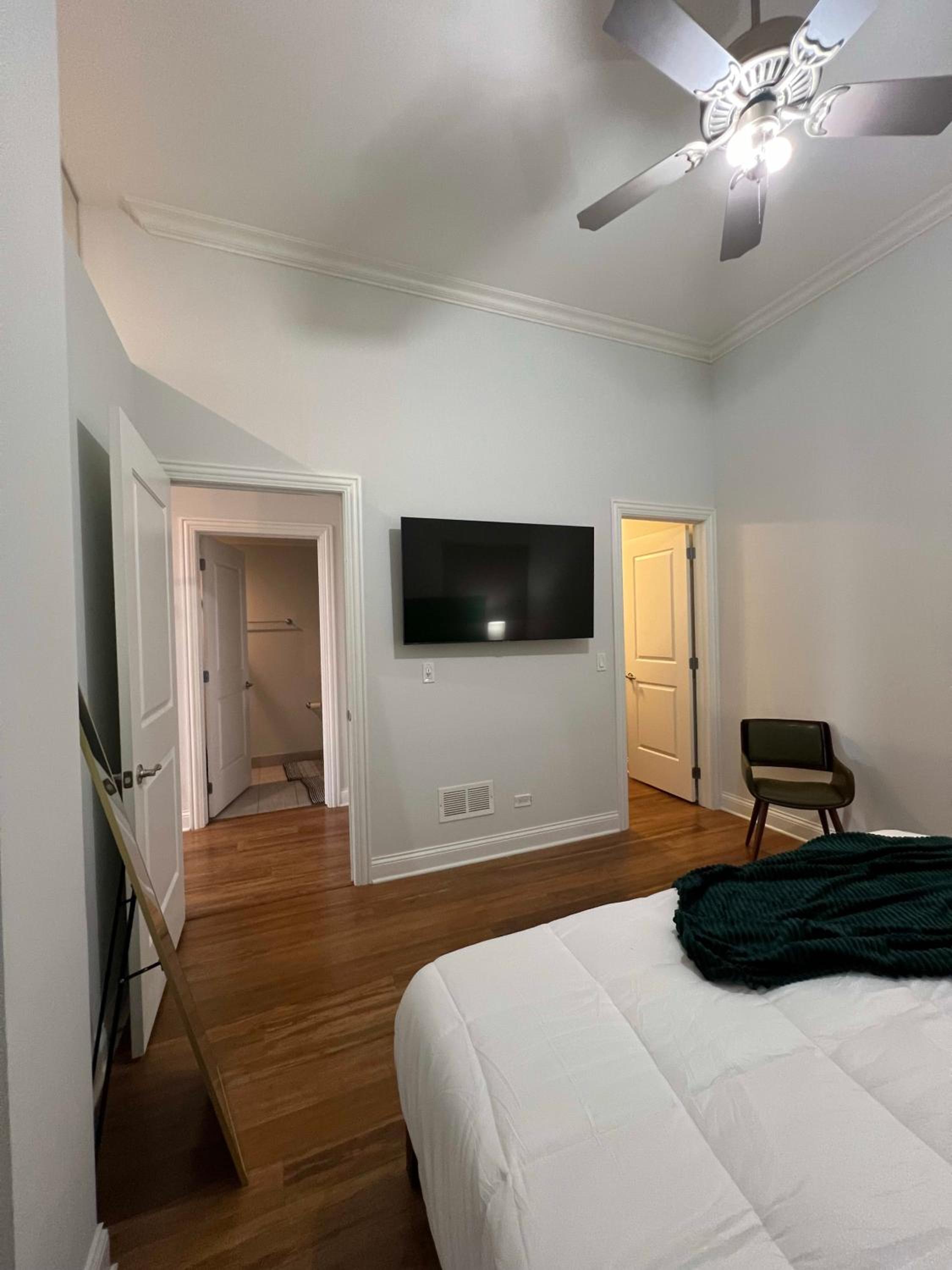 Chic 1 BR w Parking photo 5