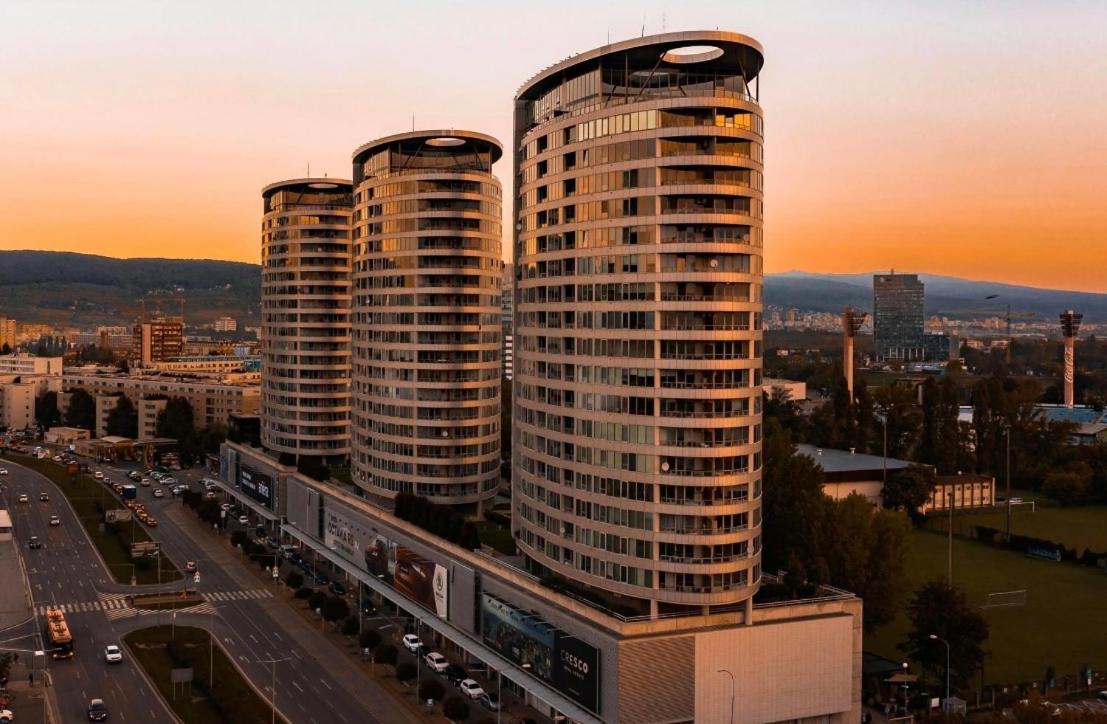 Three towers with beautiful view and parking!