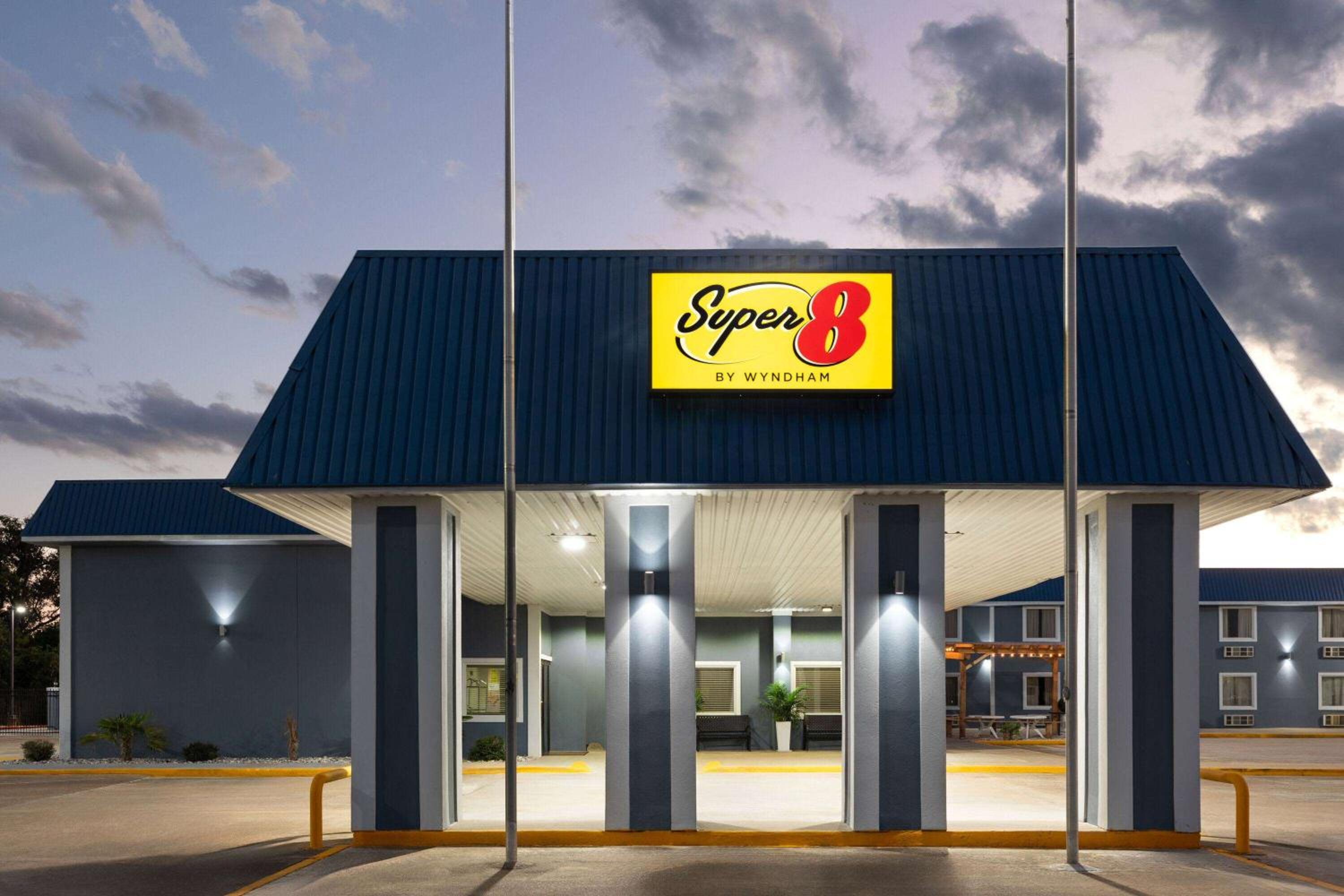 Super 8 by Wyndham Buffalo view 5
