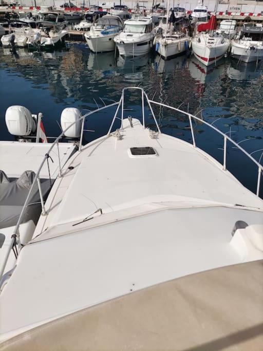 Bateau tout confort au Port de Monaco view 5